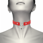 Collana in pelle vegana con accessorio di cuore. Rossa