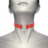 Collana in pelle vegana con accessorio di cuore. Rossa